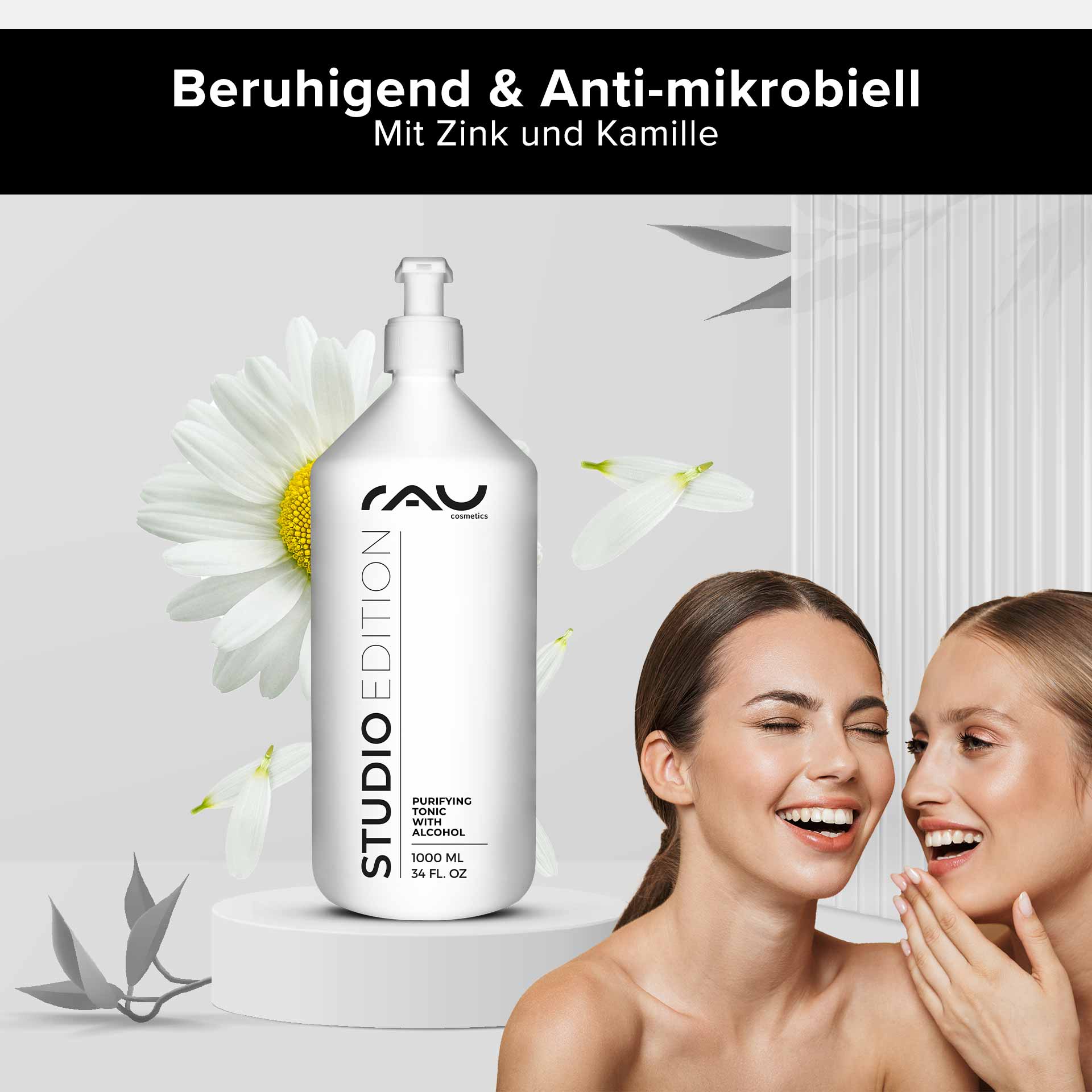 Tonico purificante con alcool 1000 ml contro la pelle impura RAU Cosmetics Purifying Tonic, 1000-ml-Flasche mit Alkohol, mit beruhigenden Inhaltsstoffen wie Zink und Kamille, neben zwei lächelnden Frauen, die gesunde Haut in einem Schönheitskontext präsentieren.