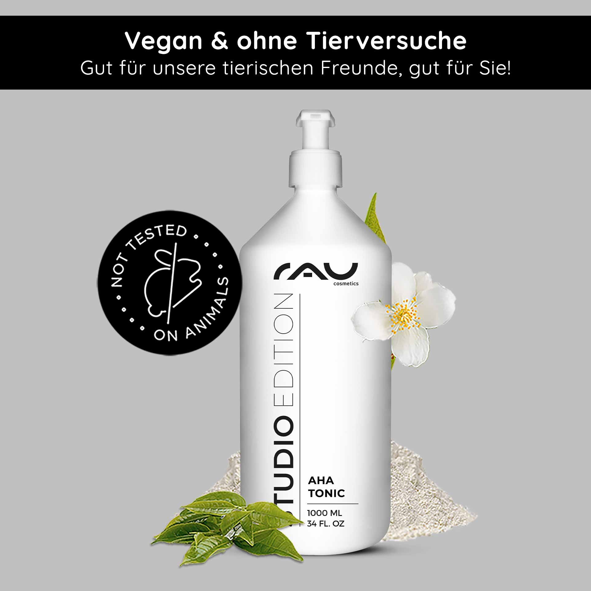 Flacone da 1000 ml di Tonico AHA di RAU Cosmetics, con etichettatura vegana e cruelty-free, con elementi floreali e botanici che evidenziano i benefici della cura della pelle.