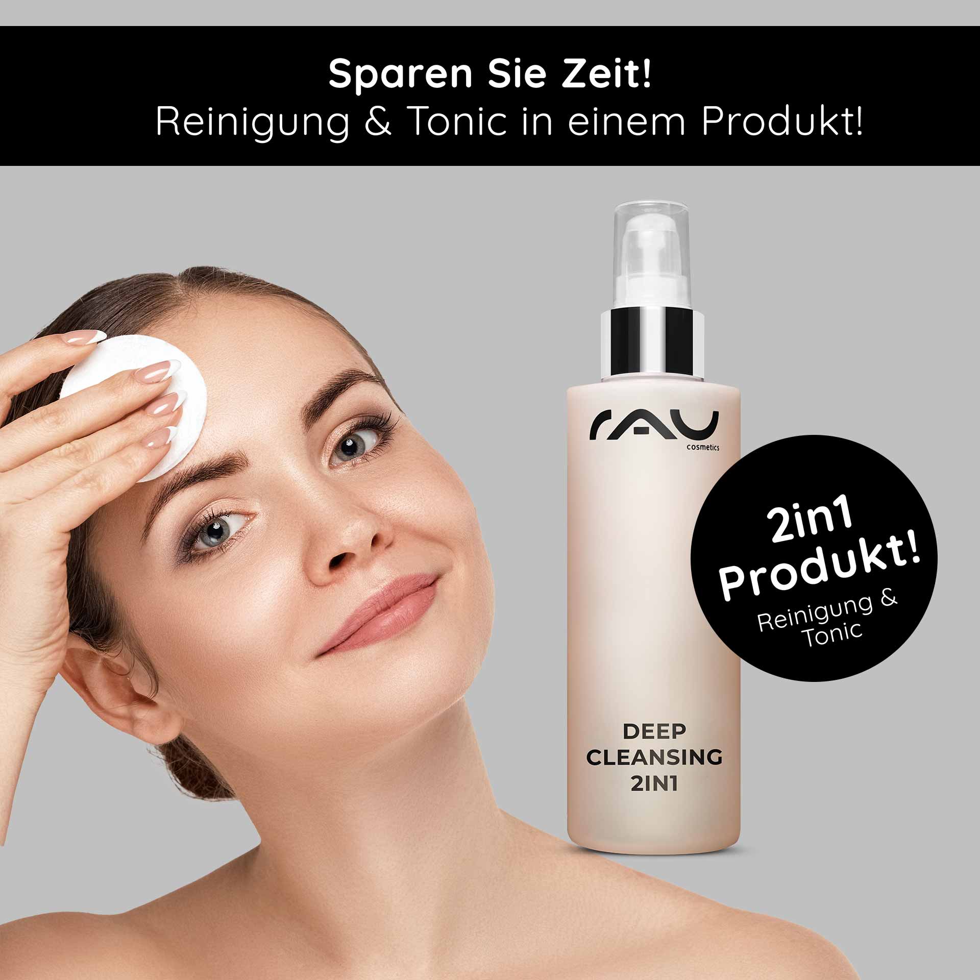 Pulizia profonda 2in1 200 ml Tonico viso 2in1 Frau mit Wattepad, das Gesicht reinigend, neben Flasche von RAU Cosmetics Deep Cleansing 2in1, Betonung auf Reinigung und Tonic in einem Produkt.