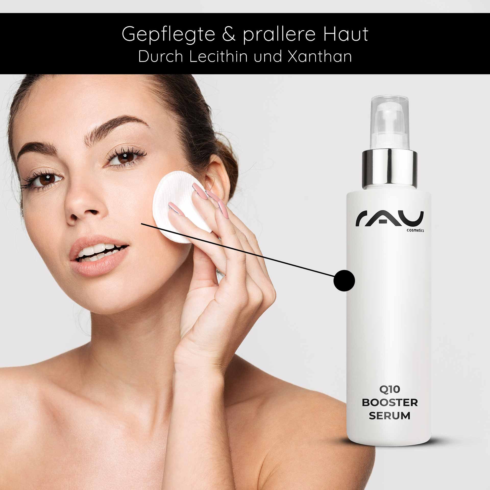Donna con pelle fresca e dischetto di cotone, applicazione del siero Q10 Booster di RAU Cosmetics per la cura e l'idratazione della pelle.