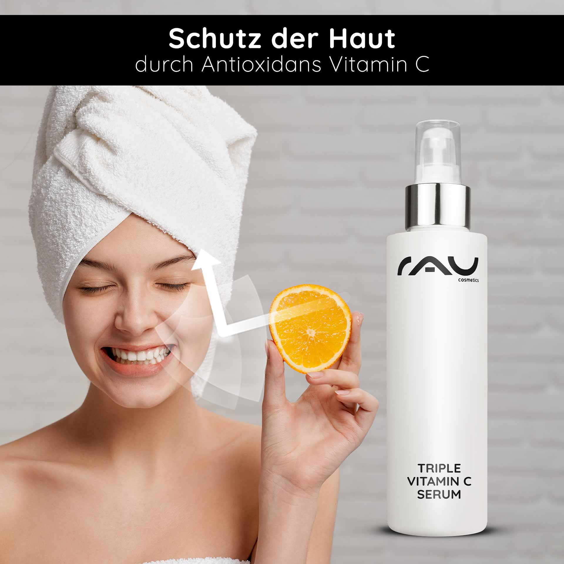 Siero triplo di vitamina C 100 ml con l'11% di acidi di vitamina C Frau mit Handtuch um den Kopf, lächelnd, hält eine Orange und zeigt auf das RAU Triple Vitamin C Serum, das Hautschutz durch Antioxidantien betont.