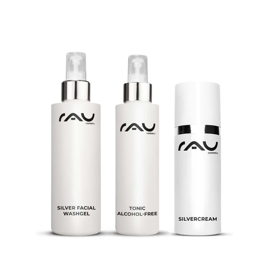 Set di prodotti per la cura della pelle RAU Cosmetics, tra cui Silver Facial Washgel, Alcohol-Free Tonic e Silvercream, sviluppato per il trattamento della pelle secca e impura.