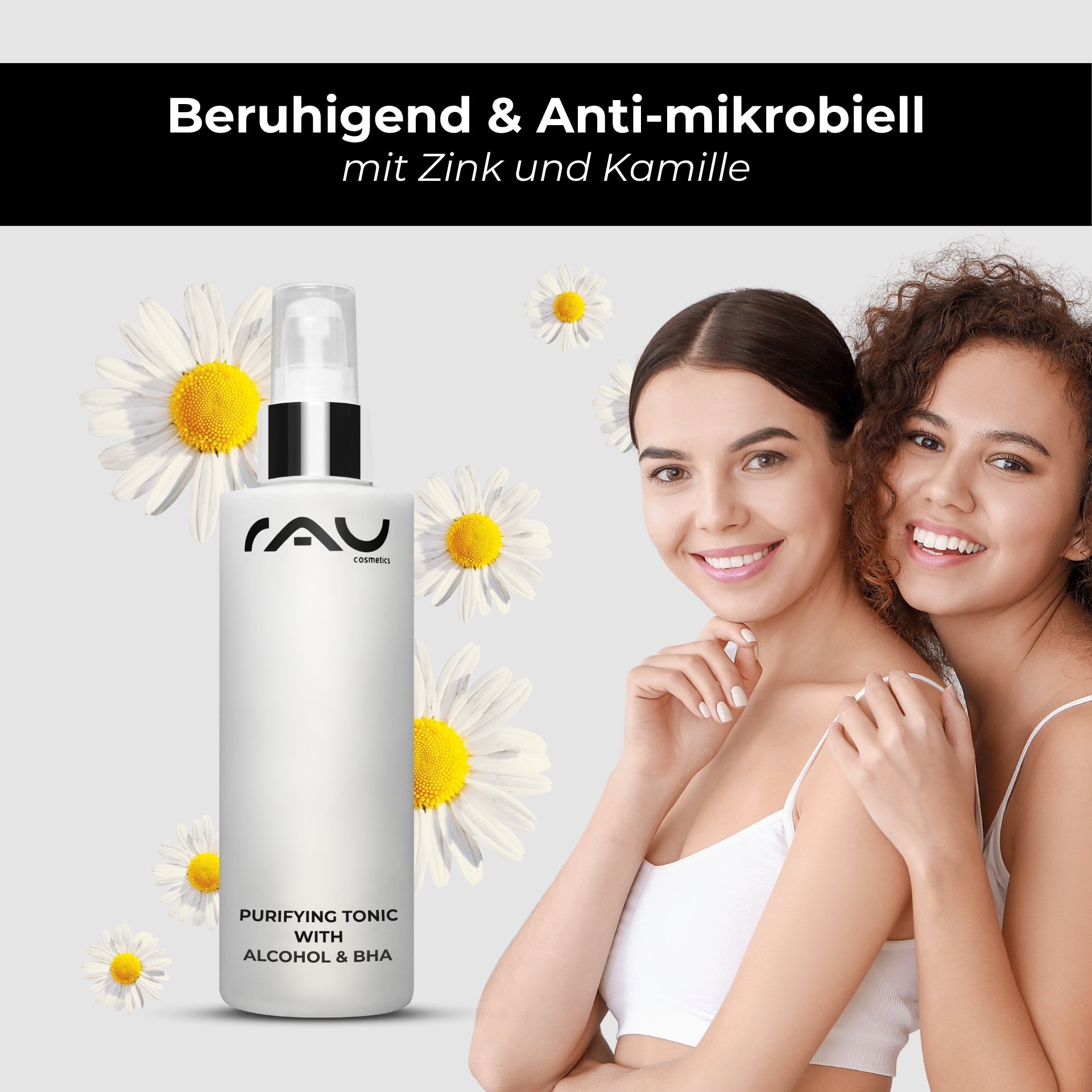 Una donna presenta il flacone di Purifying Tonic per una pelle dall'aspetto puro.