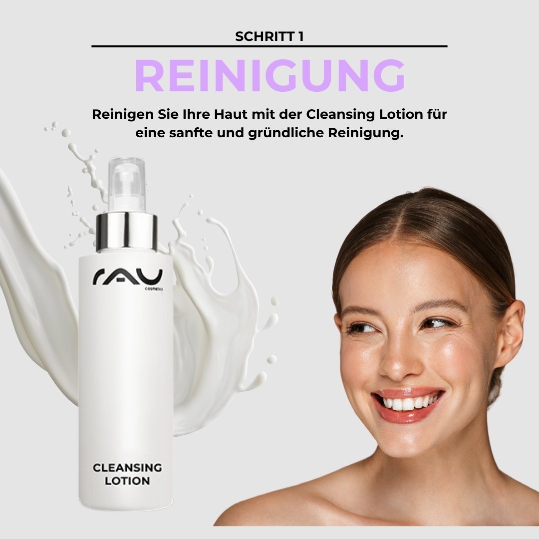 Flacone di lozione detergente di RAU Cosmetics con il testo «Fase 1 DETERSIONE» e una donna sorridente che mostra una pelle fresca e pulita, sottolineando la routine di detersione delicata per pelli normali.