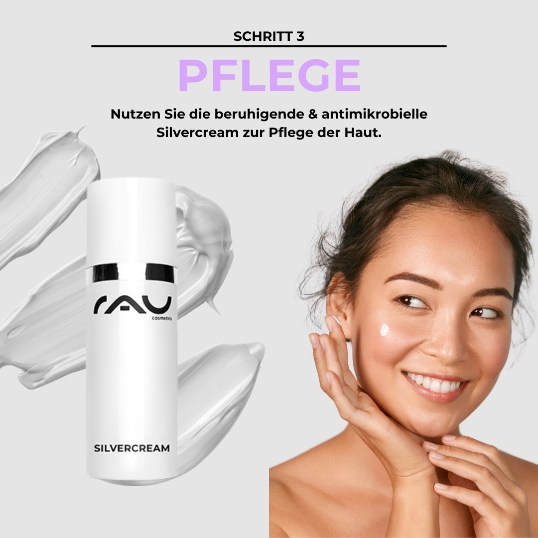 Frau con strahlendem Lächeln e aufgetragenem Silbercreme-Gesichtspflegeprodukt von RAU Cosmetics, umgeben von sanften, grauen Crema-Spuren, Schritt 3 del Basis Pflegeroutine per Neurodermitis.