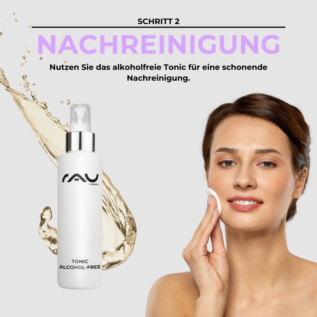 Frau con Tonic per alkoholfreie Nachreinigung, Schritt 2 del Basis Pflegeroutine per Mischhaut von RAU Cosmetics.
