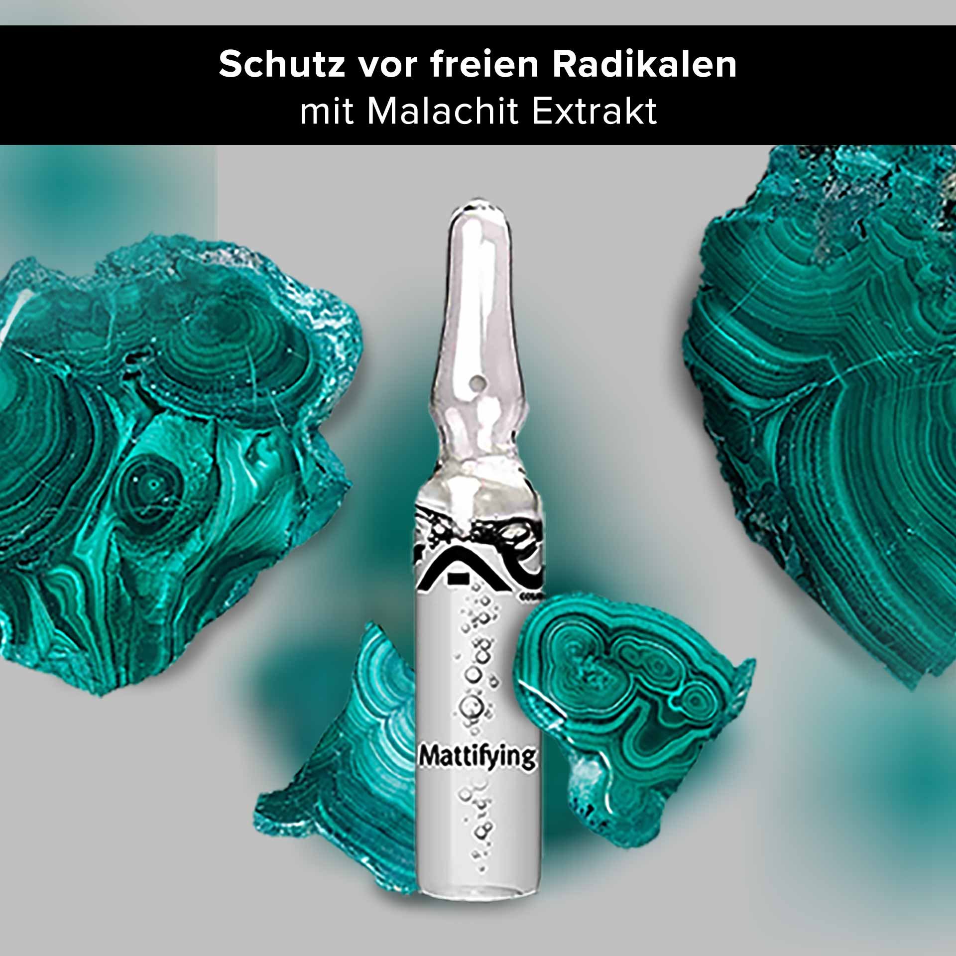 Fiala per la cura opacizzante con estratto di malachite, circondata da minerali color malachite, sottolinea i benefici contro i radicali liberi e le impurità.