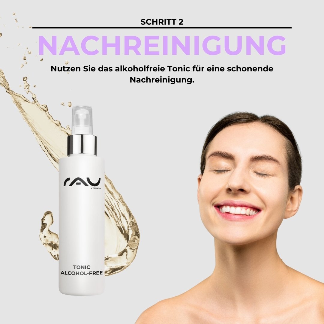 Tonico di RAU Cosmetics per una detersione complementare analcolica, donna sorridente con gli occhi chiusi, animazione di acqua dolce sullo sfondo, fase 2 della routine di cura di base per la couperose.