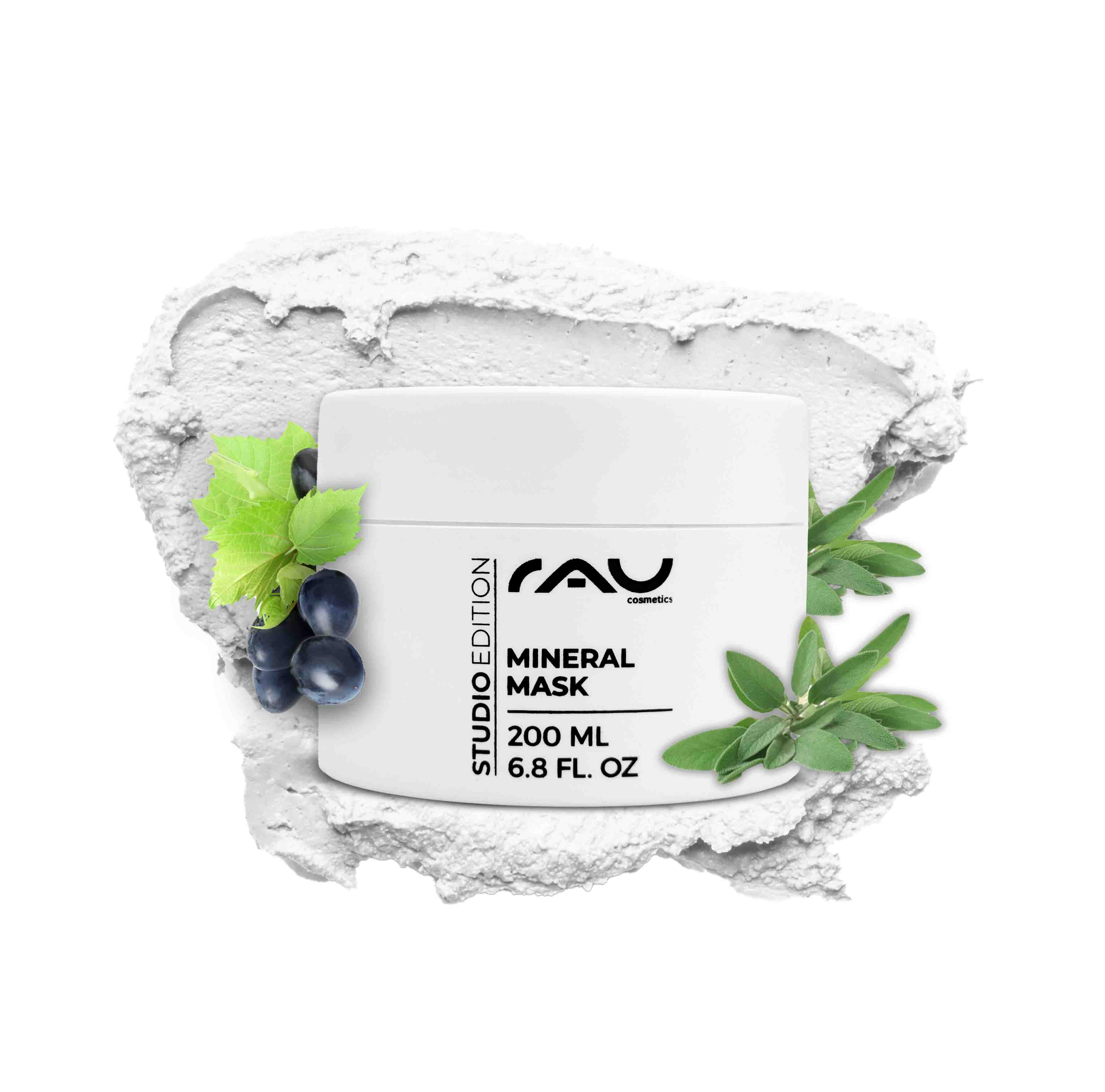 Maschera minerale 200 ml Maschera viso opacizzante Mineralmaske von RAU Cosmetics in einem weißen Behälter mit grünen Blättern und dunklen Beeren, mit cremiger Textur im Hintergrund, die die Vorteile der Hautpflege für zu Akne neigende und empfindliche Haut hervorhebt.