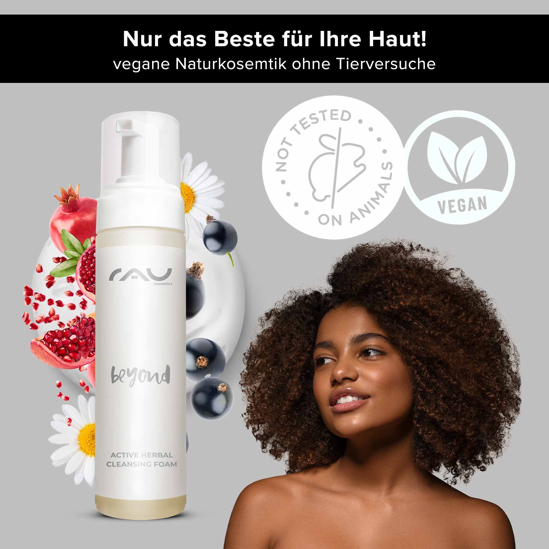 RAU Cosmetics Beyond Active Herbal Cleansing Foam con ingredienti naturali, con una donna sorridente con i capelli ricci, circondata da elementi botanici come melagrana, camomilla e ribes nero, che sottolineano le proprietà vegane e senza test sugli anima