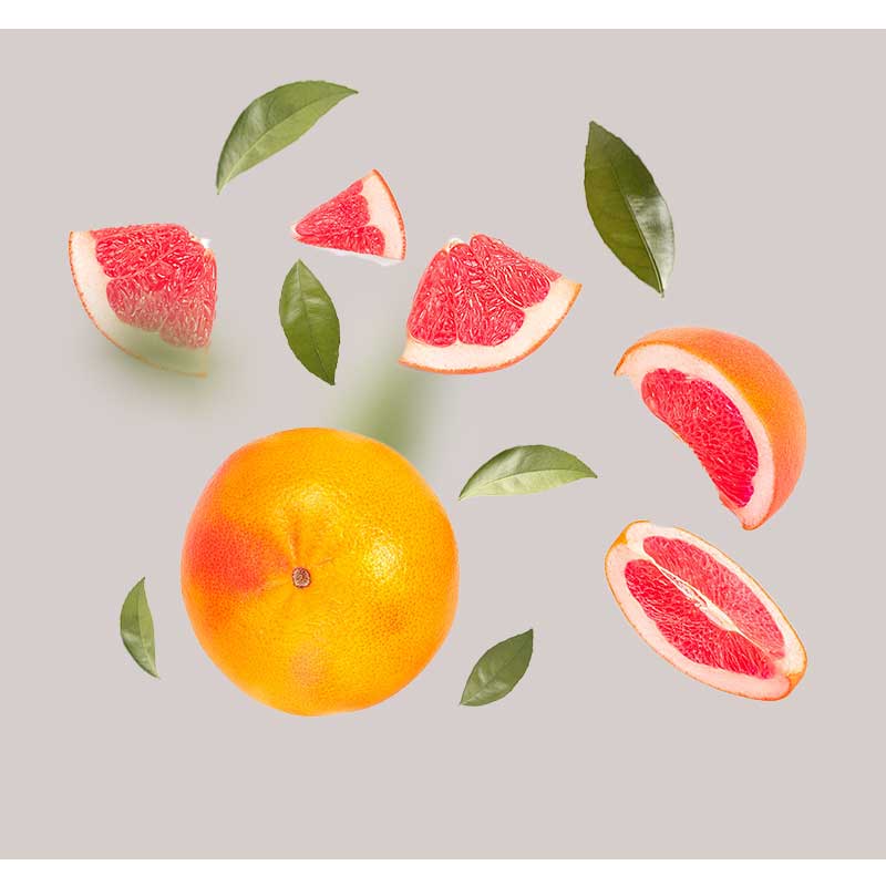 grapefruit-extrakt Grapefruit und GrapefruitstΓΌcke mit grΓΌnen BlΓ€ttern, symbolisierend die frischen Inhaltsstoffe des Tri-Peelings von RAU Cosmetics, das fΓΌr sensible Haut zur Tiefenreinigung und Anti-Aging entwickelt wurde.