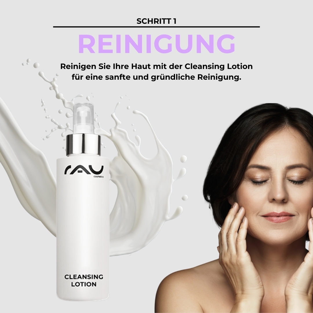 Routine di cura avanzata per la pelle matura Eine Flasche Reinigungslotion von RAU Cosmetics mit einer Frau, die sie sanft auf ihr Gesicht aufträgt. Dies stellt den ersten Schritt der fortgeschrittenen Hautpflegeroutine für reife Haut dar.