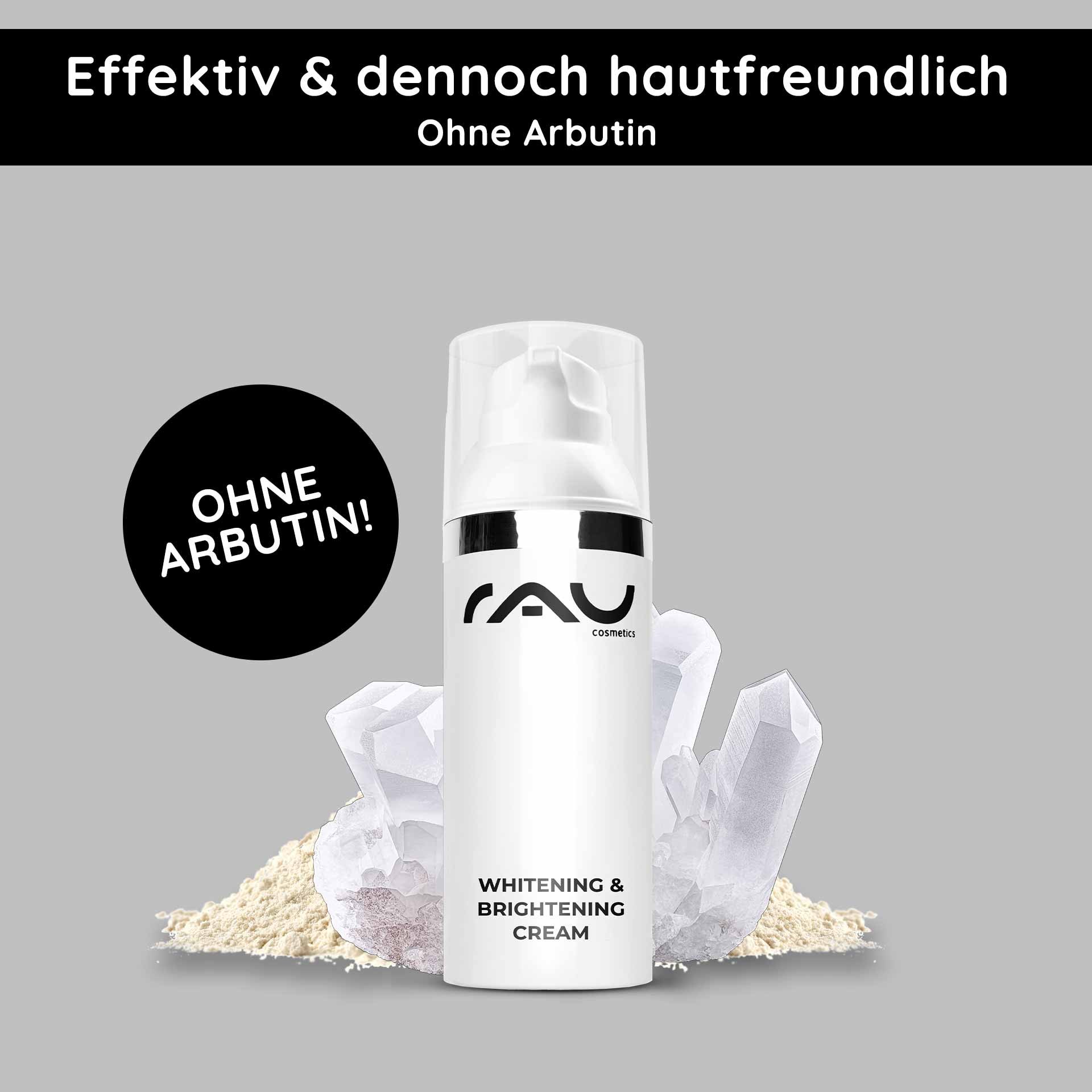 Flacone di RAU Cosmetics Whitening & Brightening Cream con testo "Efficace e tuttavia rispettoso della pelle" e "SENZA ARBUTINA!" su sfondo grigio, con elementi in cristallo e polvere.