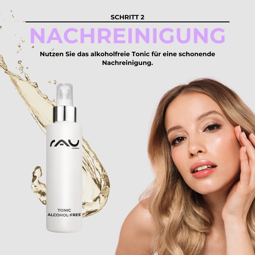 Flacone di tonico analcolico di RAU Cosmetics con modella che mostra una fase della routine di cura della pelle per pelli normali.