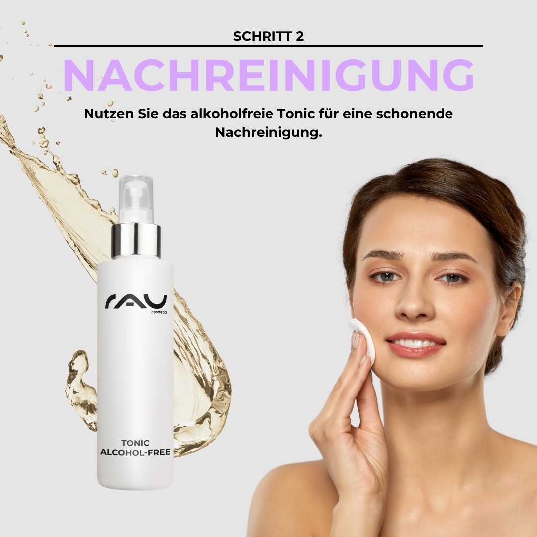 Routine professionale per la pelle mista Frau mit sanfter Hautpflege-Routine, hält ein alkoholfreies Tonic von RAU Cosmetics, Schritt 2 der Profi Pflegeroutine für Mischhaut, mit einem feuchtigkeitsspendenden Effekt.