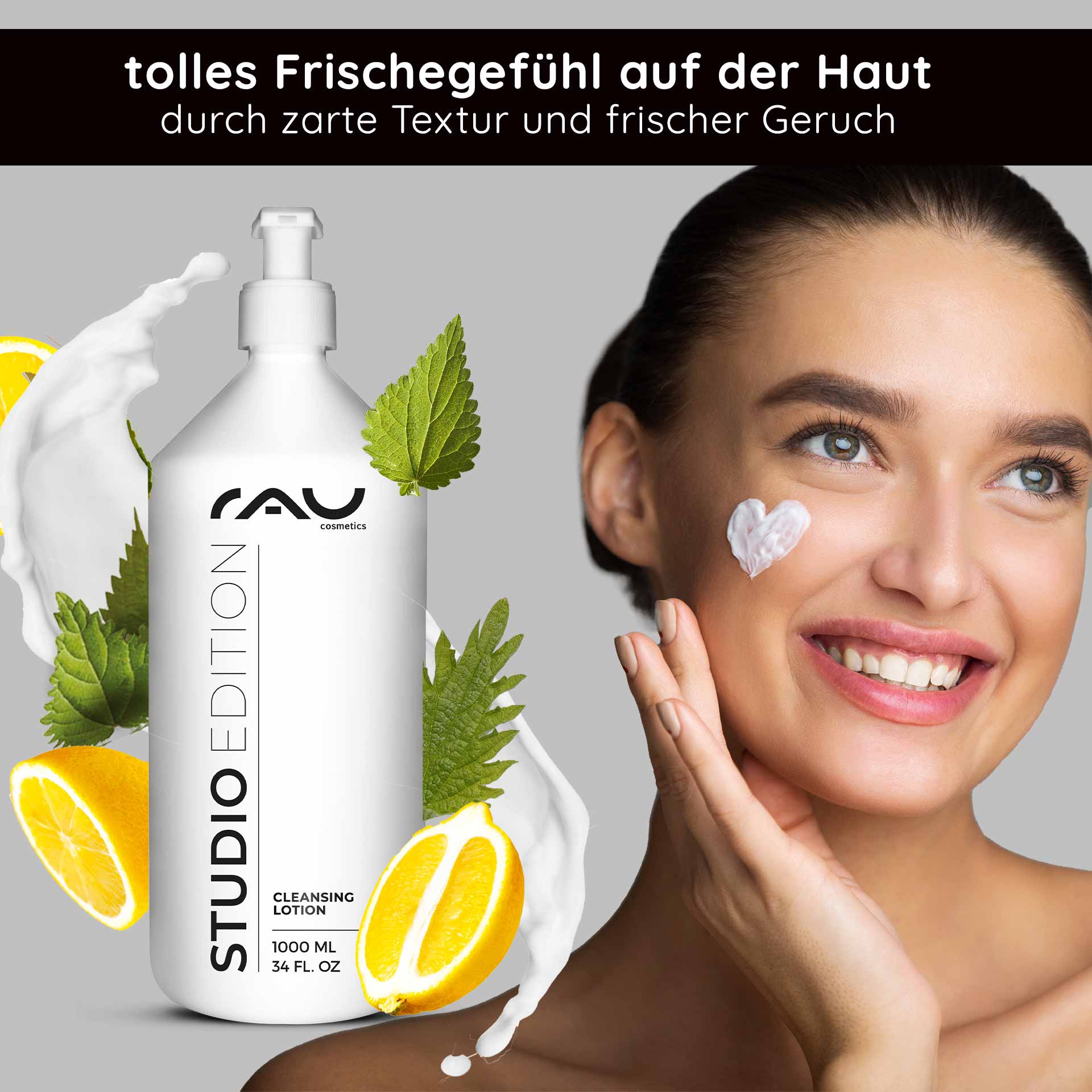 Lozione detergente 1000 ml Lozione detergente profonda Flasche Reinigungslotion von RAU Cosmetics mit frischen Zitronen- und Brennnesselblättern, Frau trägt Lotion auf ihr Gesicht auf, sorgt für sanfte Hautpflege und ein erfrischendes Gefühl.