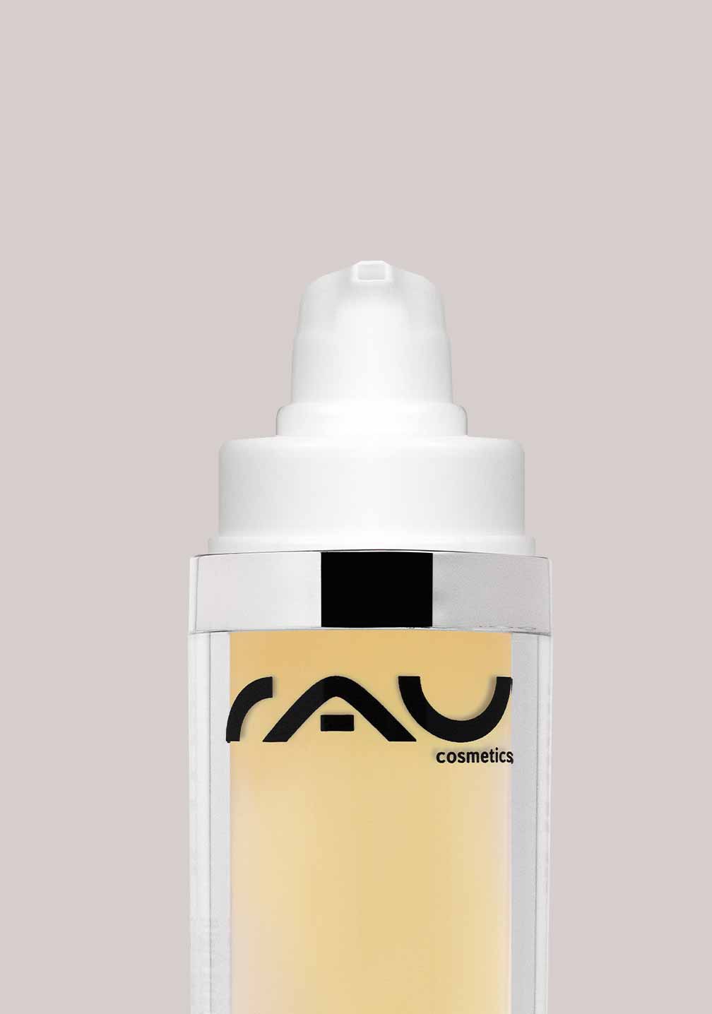 Transparente Flasche mit Pumpe für RAU Cosmetics White Tea Augen-Gel auf beigem Hintergrund.