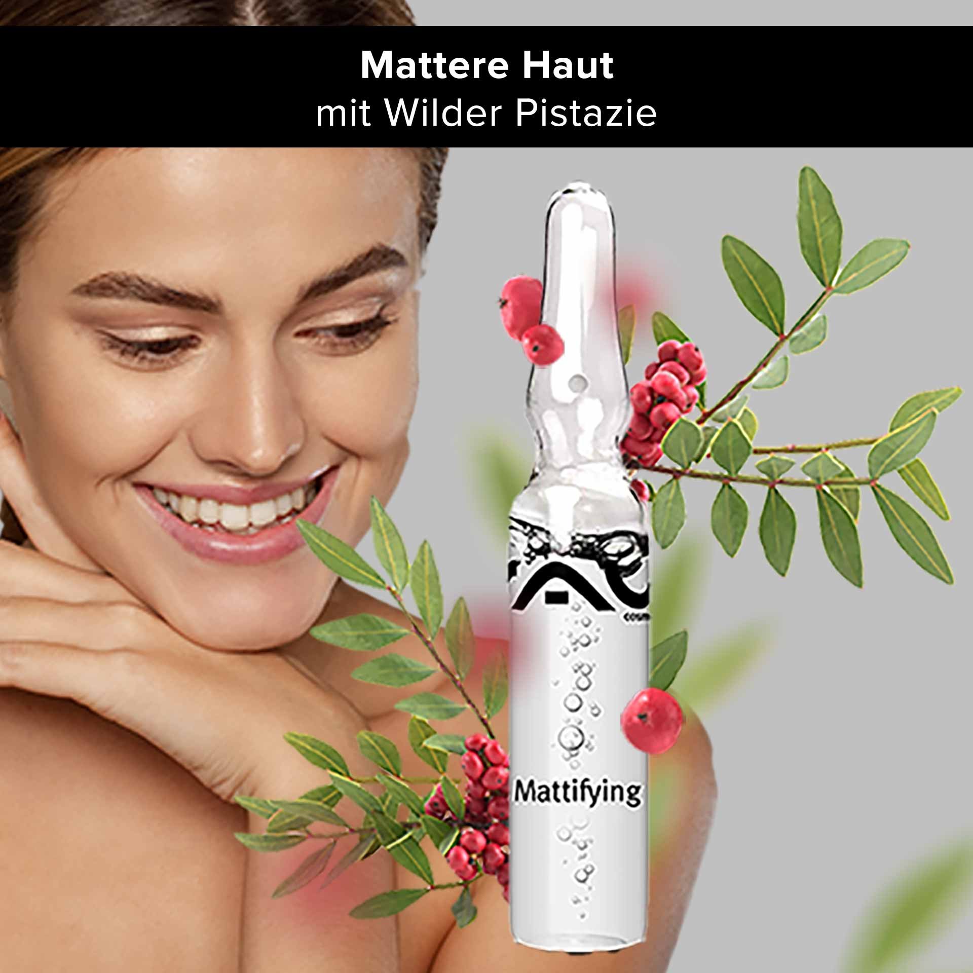 Fiala di siero opacizzante di RAU Cosmetics con pistacchio selvatico, donna sorridente, benefici per la cura della pelle, elementi botanici.