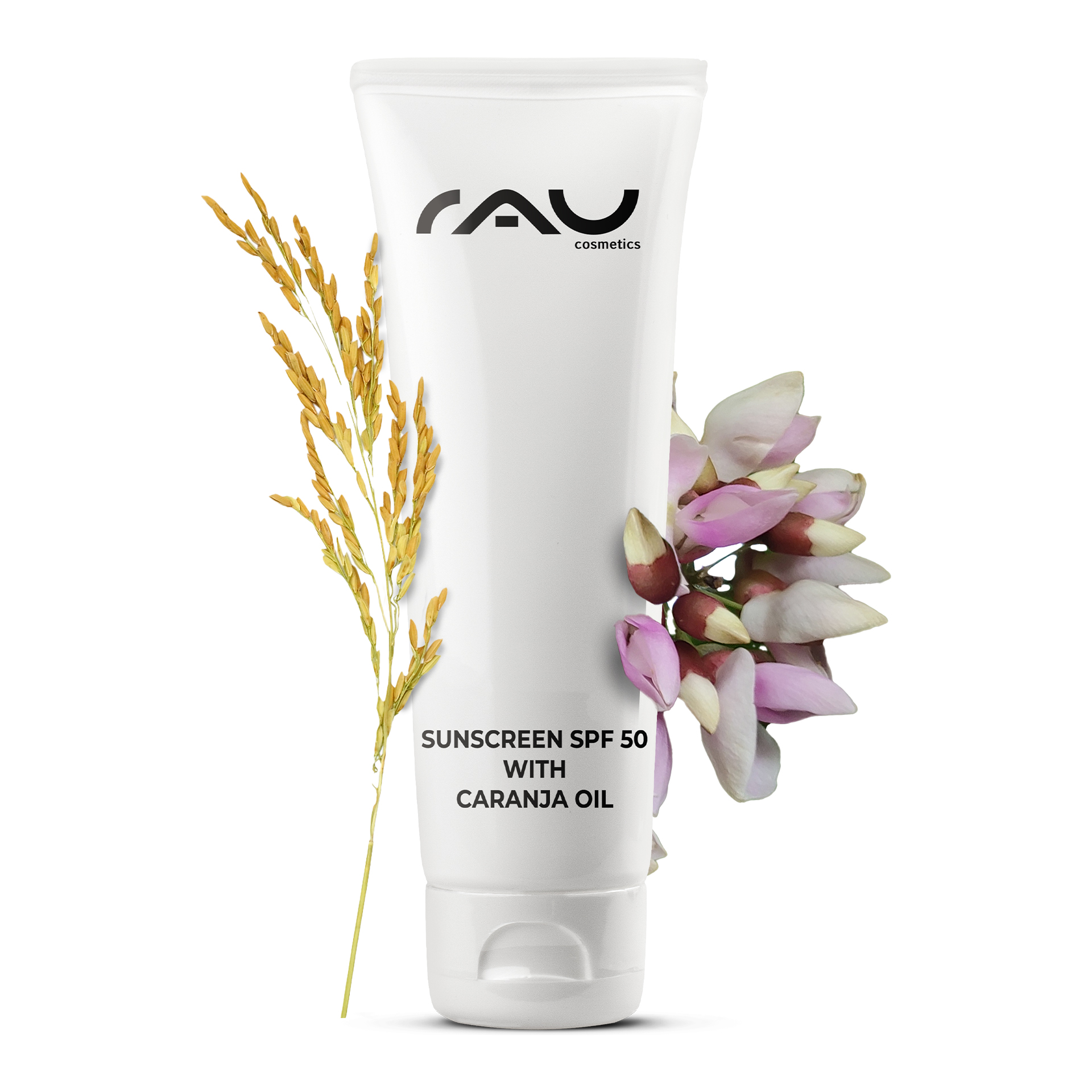 Protezione solare SPF 50 con olio di Karanja biologico 75 ml - Protezione solare Sonnenschutzmittel LSF 50 mit Caranja-Öl in einer weißen Tube, umgeben von botanischen Elementen und mit dem RAU Cosmetics-Branding.