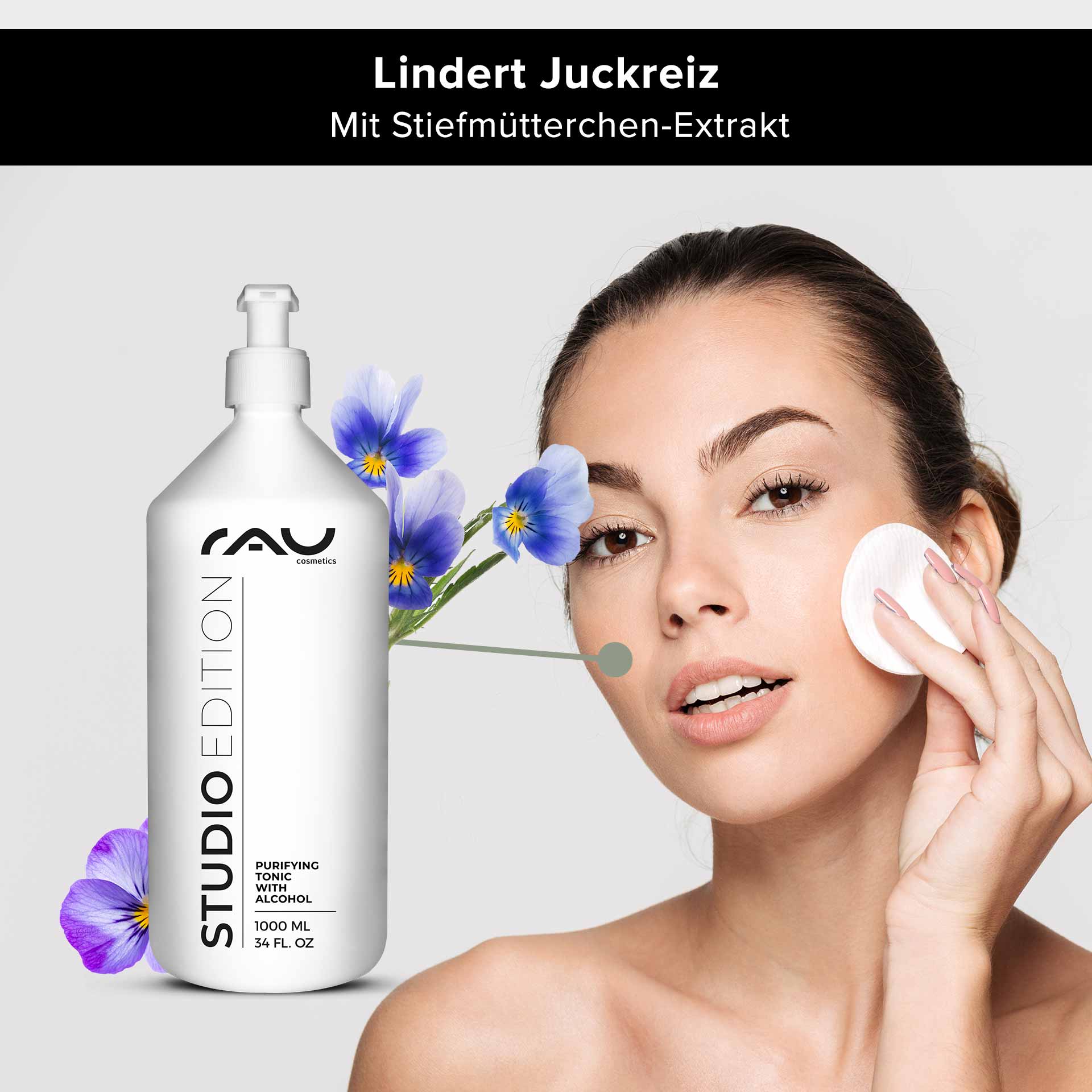 Tonico purificante con alcool 1000 ml contro la pelle impura Reinigendes Tonikum mit Alkohol in einer 1000-ml-Flasche, Modell trägt Tonikum auf das Gesicht auf, mit Veilchen, beruhigende Eigenschaften für juckende Haut.