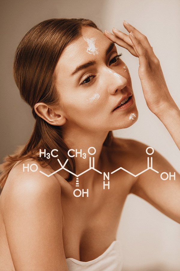 Frau mit Hautpflegeprodukt auf dem Gesicht und chemischer Strukturformel von Panthenol, symbolisiert die beruhigenden und regenerierenden Eigenschaften für die Haut.