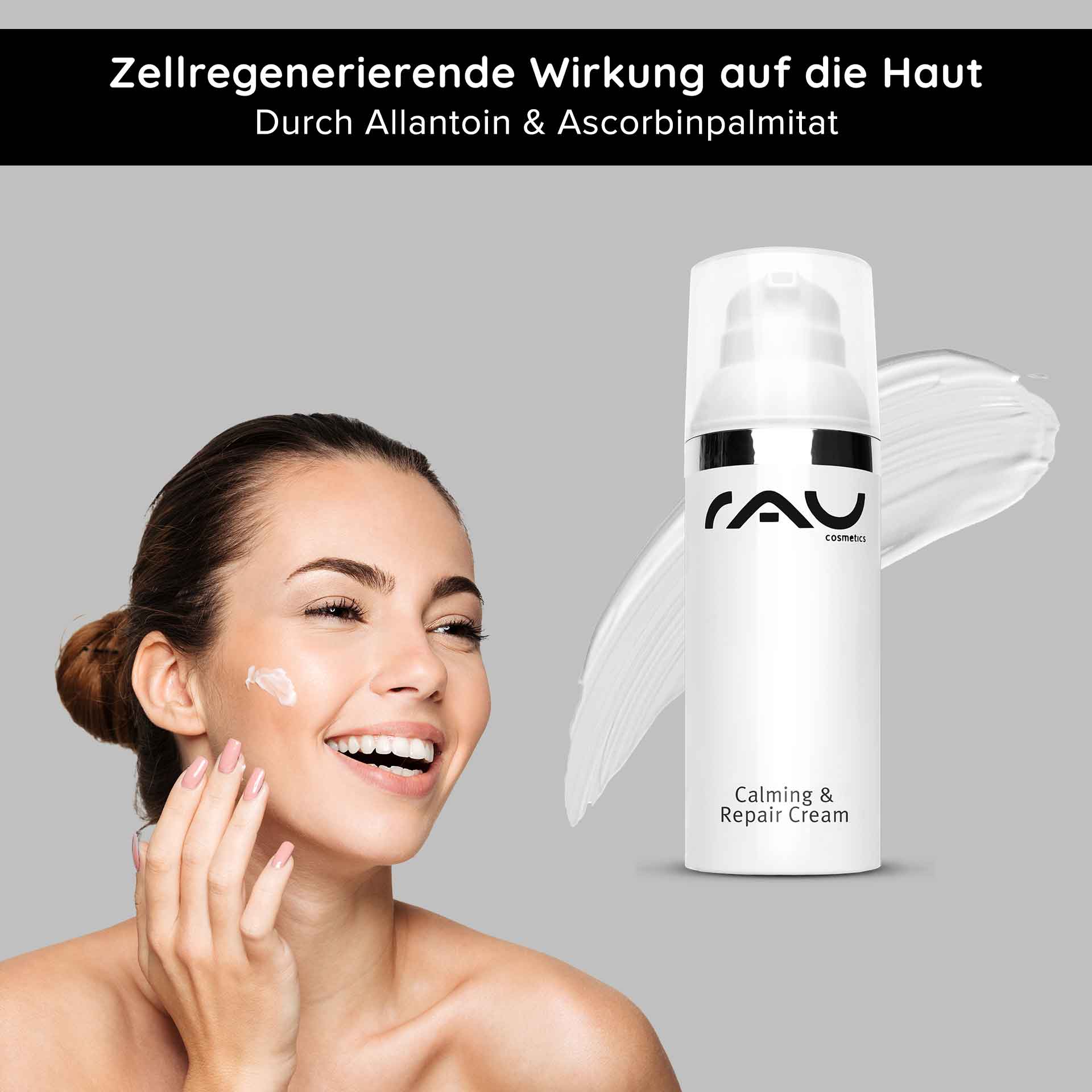 Crema calmante e riparatrice 50 ml Calmante per la pelle Frau mit strahlendem Lächeln, die RAU Calming & Repair Cream auf ihre Wange aufträgt, mit Produktverpackung und Creme auf grauem Hintergrund, betont beruhigende und regenerierende Hautpflege.
