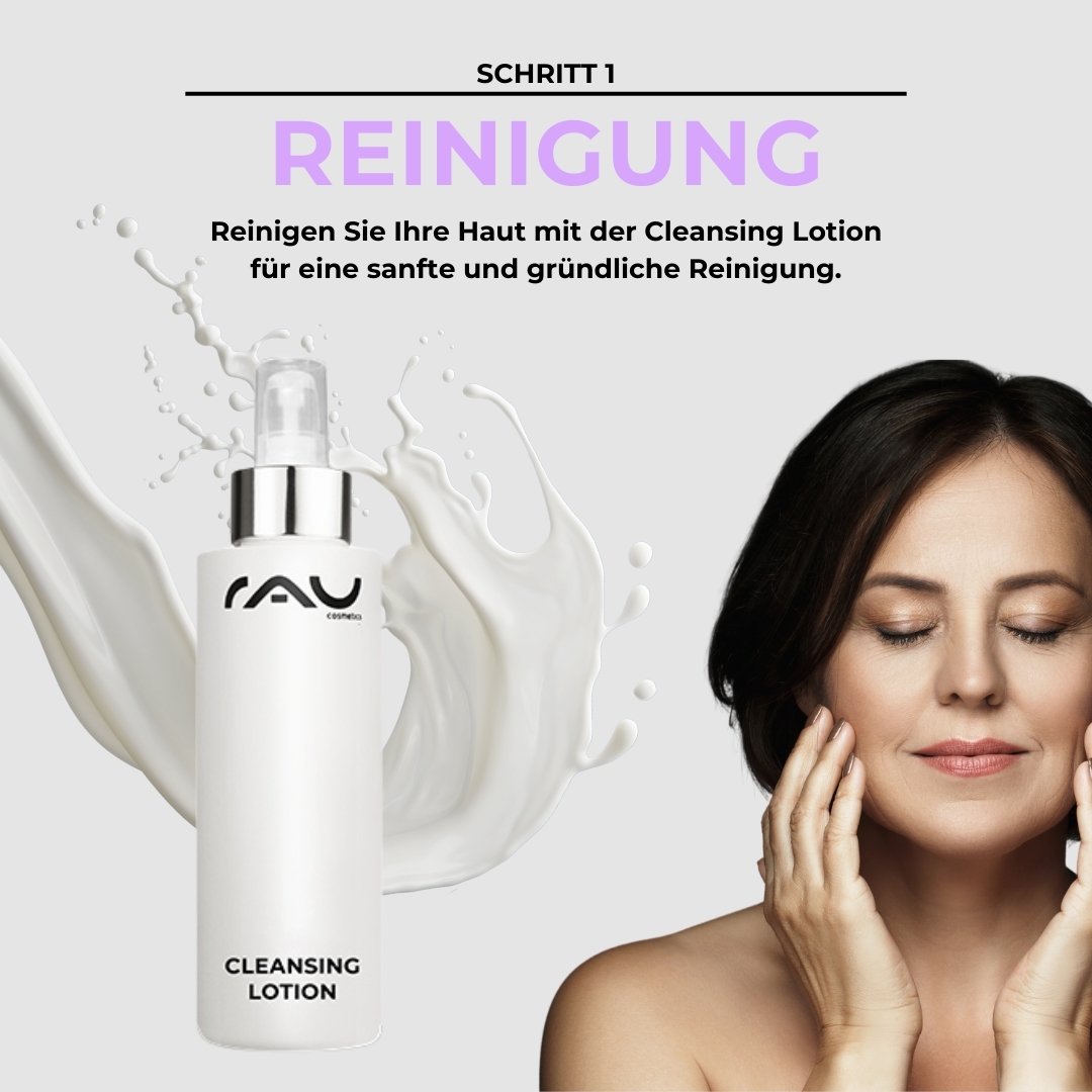 Eine flacone Reinigungslotion von RAU Cosmetics con einer Frau, la sie sanft su ihr viso aufträgt. Dies stellt den ersten Schritt del fortgeschrittenen Hautpflegeroutine per reife pelle dar.