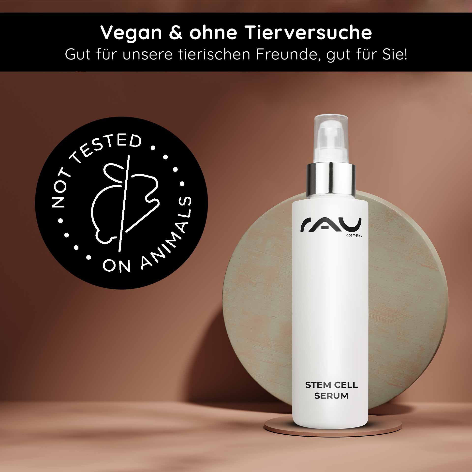 Siero alle cellule staminali 100 ml Siero alle cellule staminali anti-età per pelli mature e secche Flasche des RAU Cosmetics Stem Cell Serum auf einem runden Sockel mit dem Logo „Nicht an Tieren getestet“, das die vegane und tierversuchsfreie Hautpflege für reife Haut unterstreicht.
