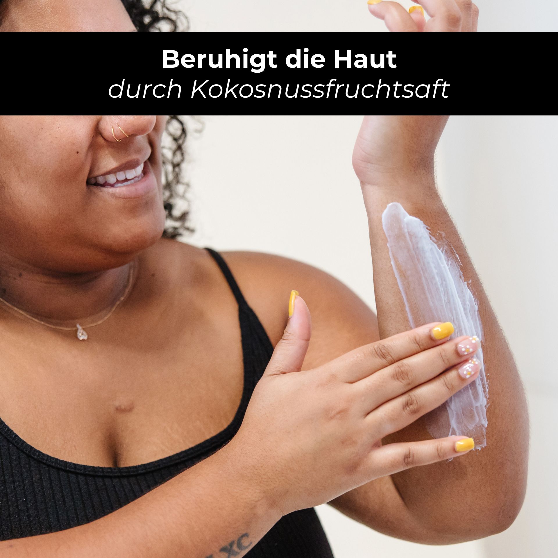 RAU Eternal Moist Body Lotion 500 ml - Idratazione intensiva per una pelle morbida Frau mit lockigem Haar trägt RAU Eternal Moist Body Lotion auf ihren Arm auf, betont die beruhigende Wirkung durch Kokosnussfruchtsaft.