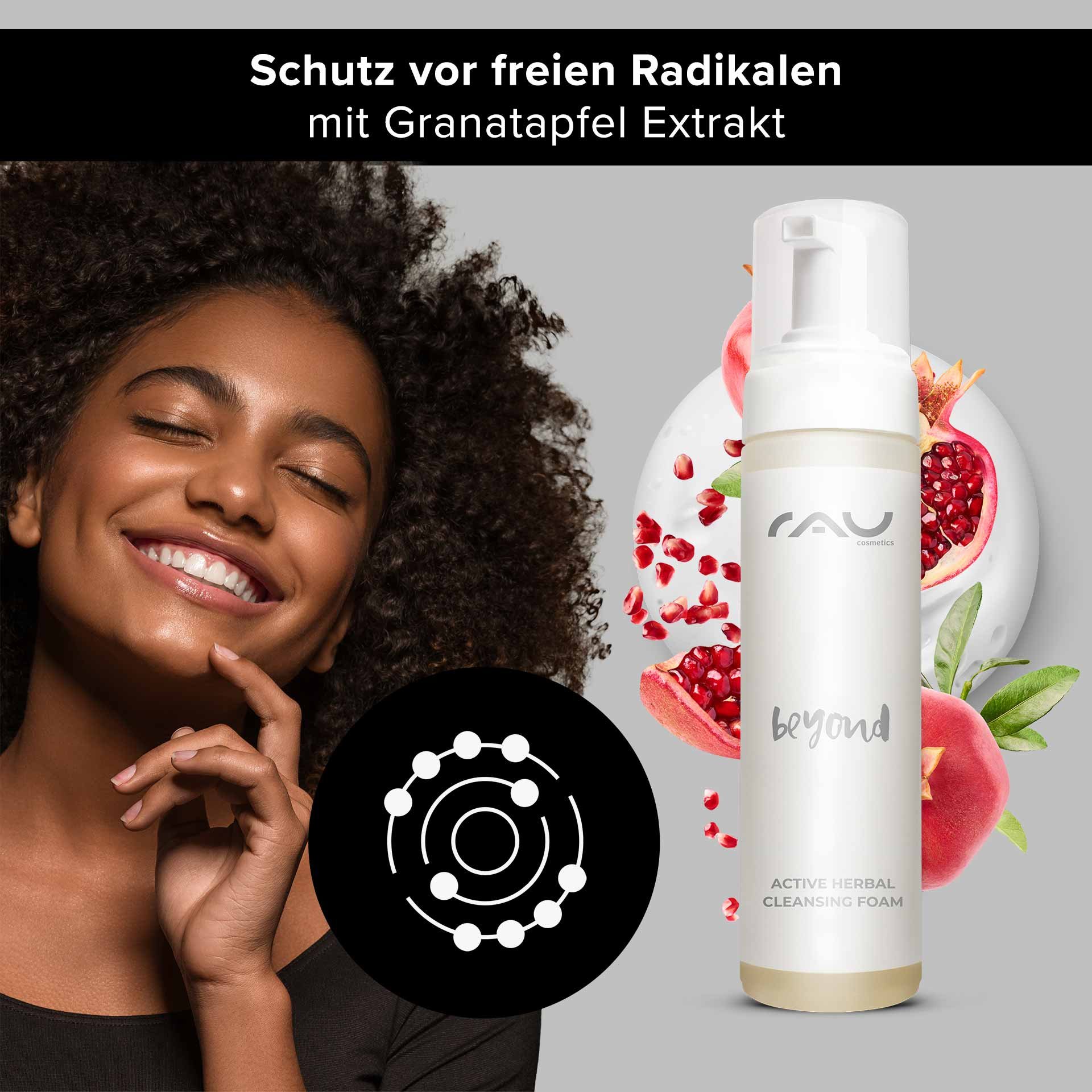 Schiuma detergente attiva alle erbe di RAU Cosmetics con estratto di melagrana, donna sorridente con i capelli ricci, protezione dai radicali liberi, ingredienti naturali.