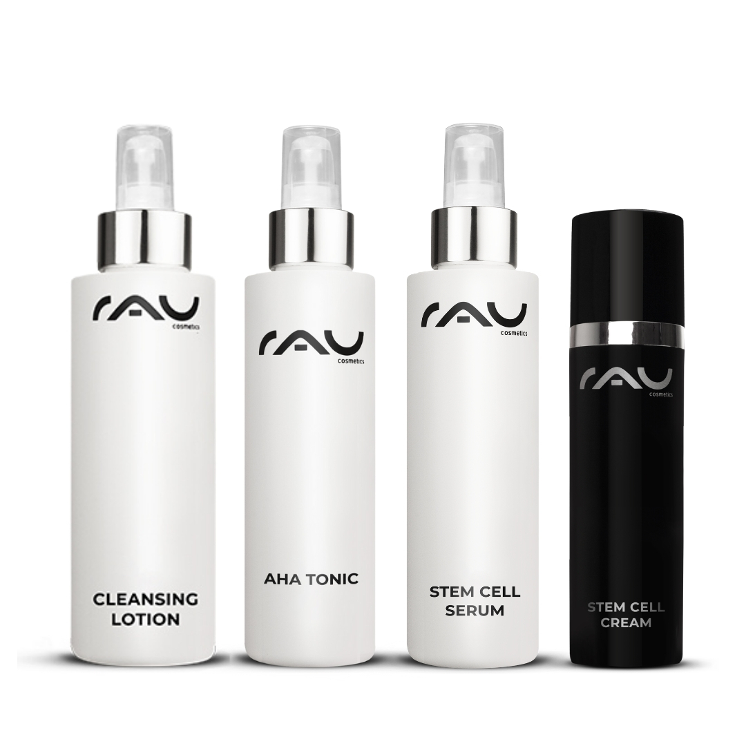 Routine di cura avanzata per la pelle matura RAU Cosmetics Advanced Pflegeroutine für reife Haut, bestehend aus Cleansing Lotion, AHA Tonic, Stem Cell Serum und Stem Cell Cream, auf weißem Hintergrund.