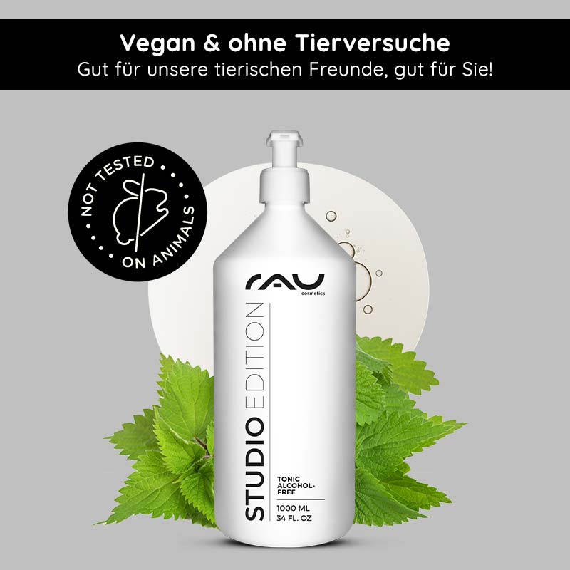 Tonico senza alcool 1000 ml con estratto di ortica RAU Cosmetics Tonic, alkoholfrei, 1000 ml Flasche, mit Brennnesselextrakt, vegan und tierversuchsfrei, mit Betonung auf sanfter Hautreinigung und pH-Balance, vor dem Hintergrund grüner Brennnesselblätter und einem kreisförmigen Designelement.