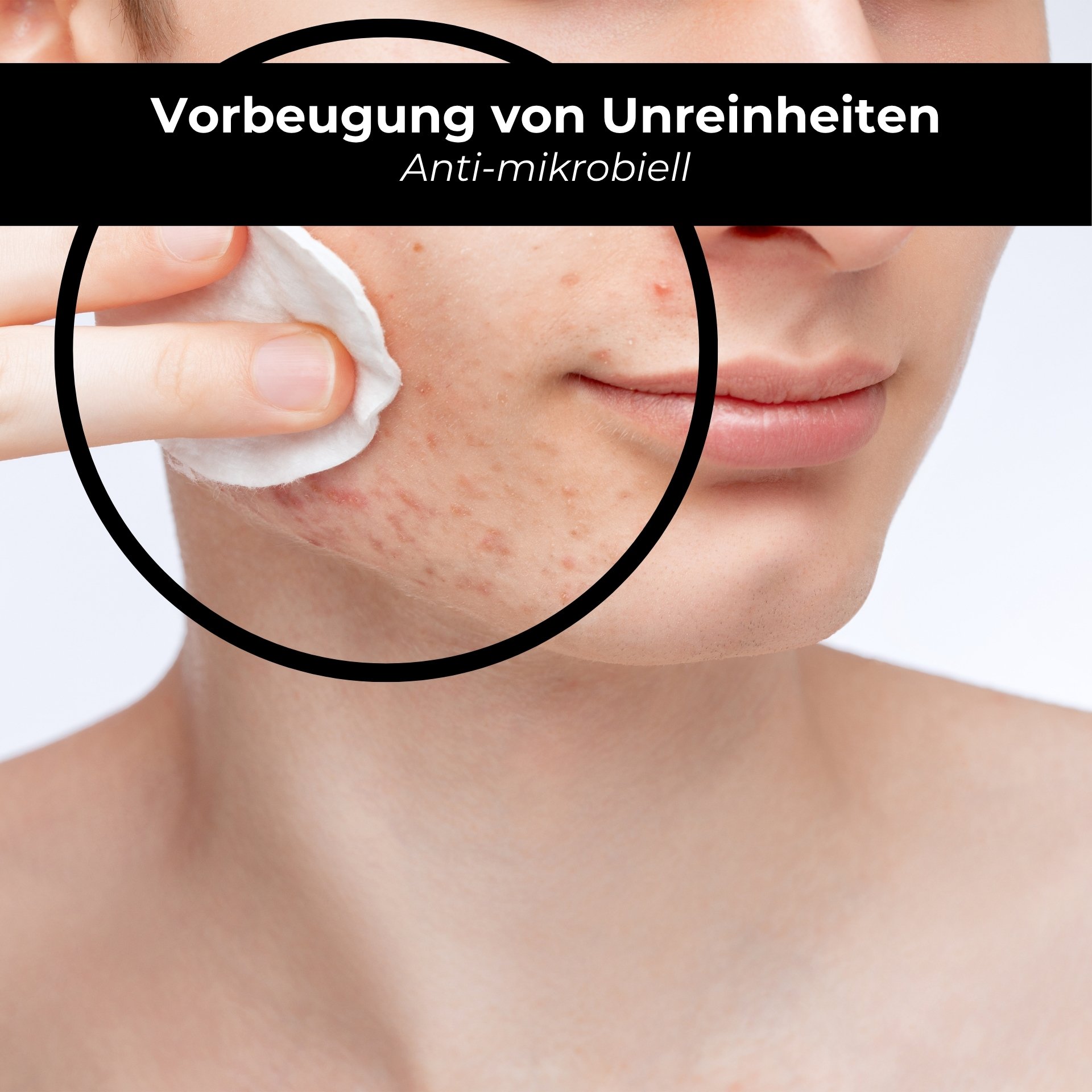 Donna che applica Purifying Tonic con un dischetto di cotone su viso e collo.