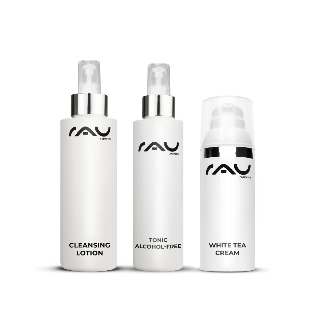 Routine di cura di base per pelli normali di RAU Cosmetics, composta da lozione detergente delicata, tonico analcolico e crema idratante leggera.