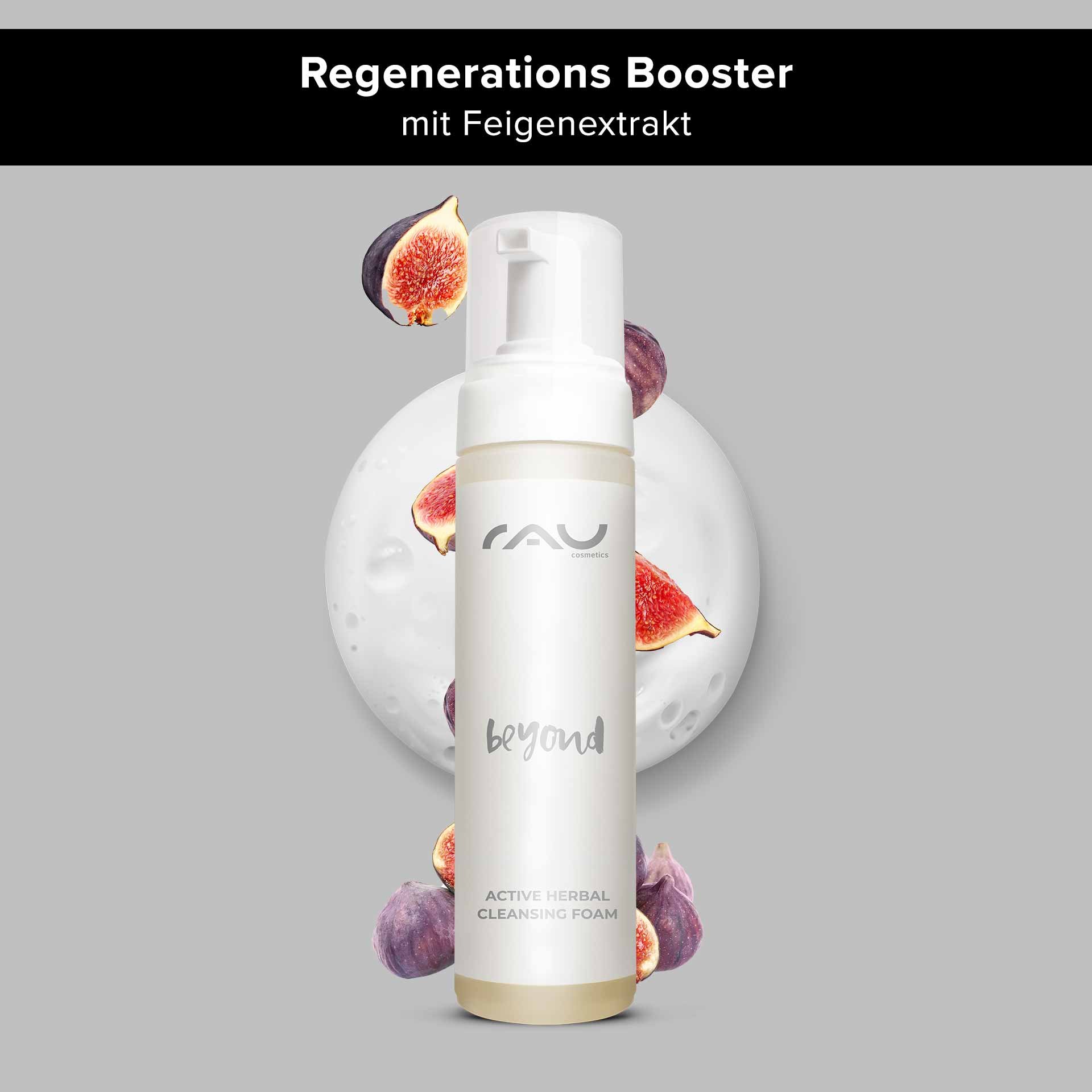 Flacone «Beyond Active Herbal Cleansing Foam» di RAU Cosmetics con estratto di fico, circondato da fichi e bolle, che sottolineano la detersione delicata del viso e gli ingredienti naturali.
