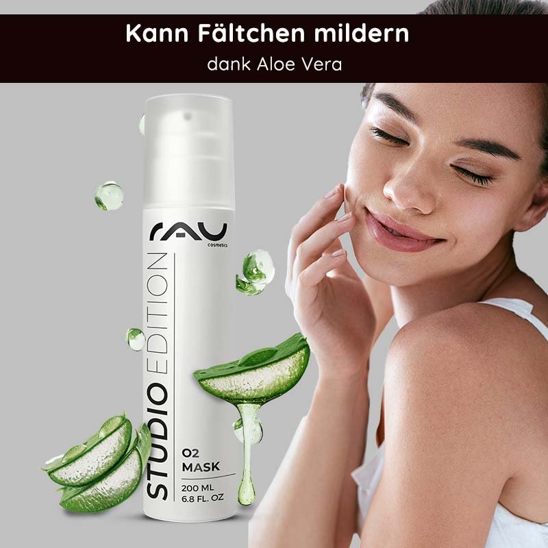 Die Verpackung del RAU Cosmetics O2-Maske con Aloe-Vera-Elementen wirbt con hautpflegenden Vorteilen per einen glatteren Teint e wird accanto a einem lächelnden Model con gesunder pelle präsentiert.