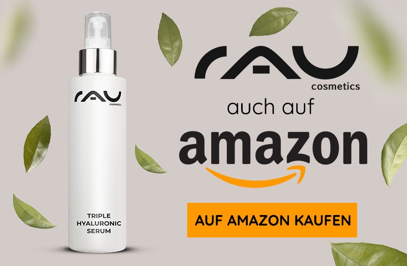 Flasche von RAU Triple Hyaluronic Serum mit Sprayverschluss und umgebenden Blättern, erhältlich auf Amazon.