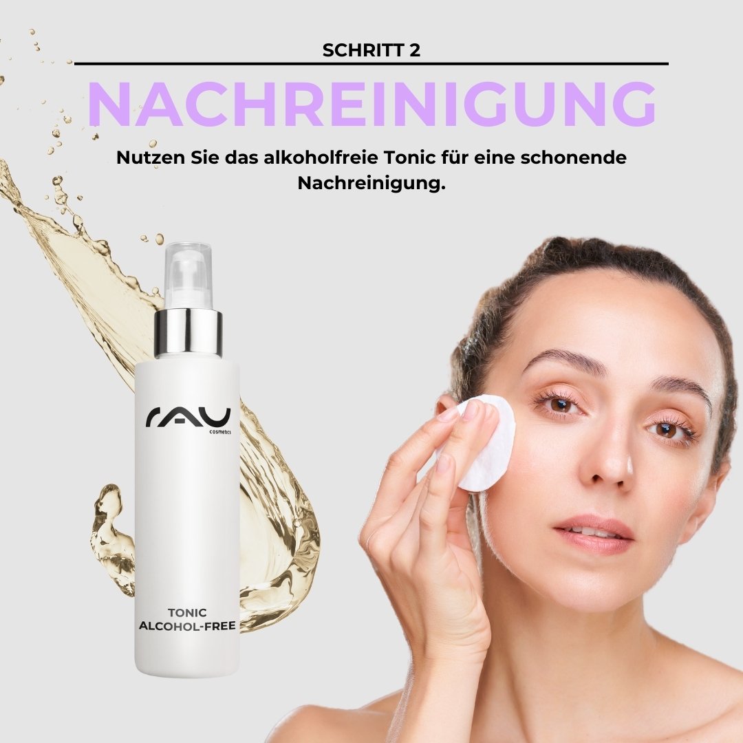 Tonico analcolico di RAU Cosmetics per una detersione delicata, una donna applica il tonico sul viso con un dischetto di cotone, fase 2 della routine di cura di base per pelle secca.