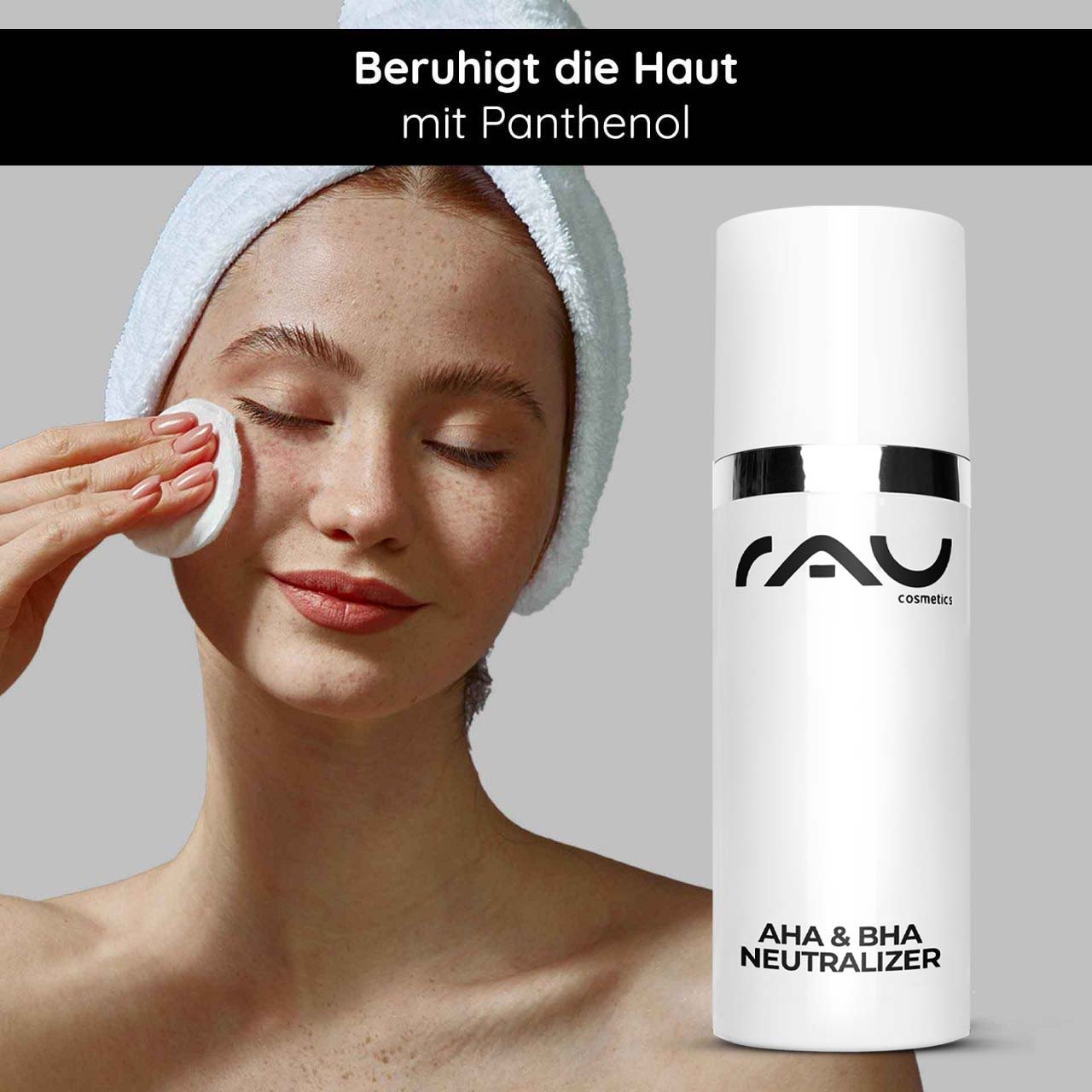 Donna con asciugamano e dischetto di cotone, che applica delicatamente AHA & BHA Neutralizer di RAU Cosmetics sul viso, lenitivo per la pelle con pantenolo, per l'equilibrio del pH dopo i peeling agli acidi della frutta.