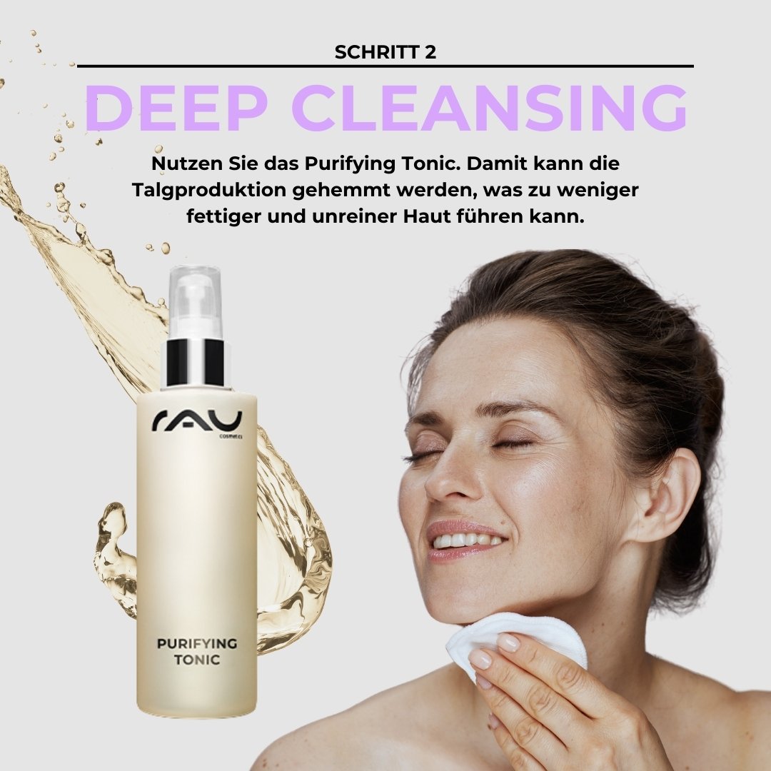 Donna con il viso radioso e panno detergente, tiene RAU Purifying Tonic per pelle grassa per ridurre la formazione di sebo, con liquido dorato sullo sfondo.