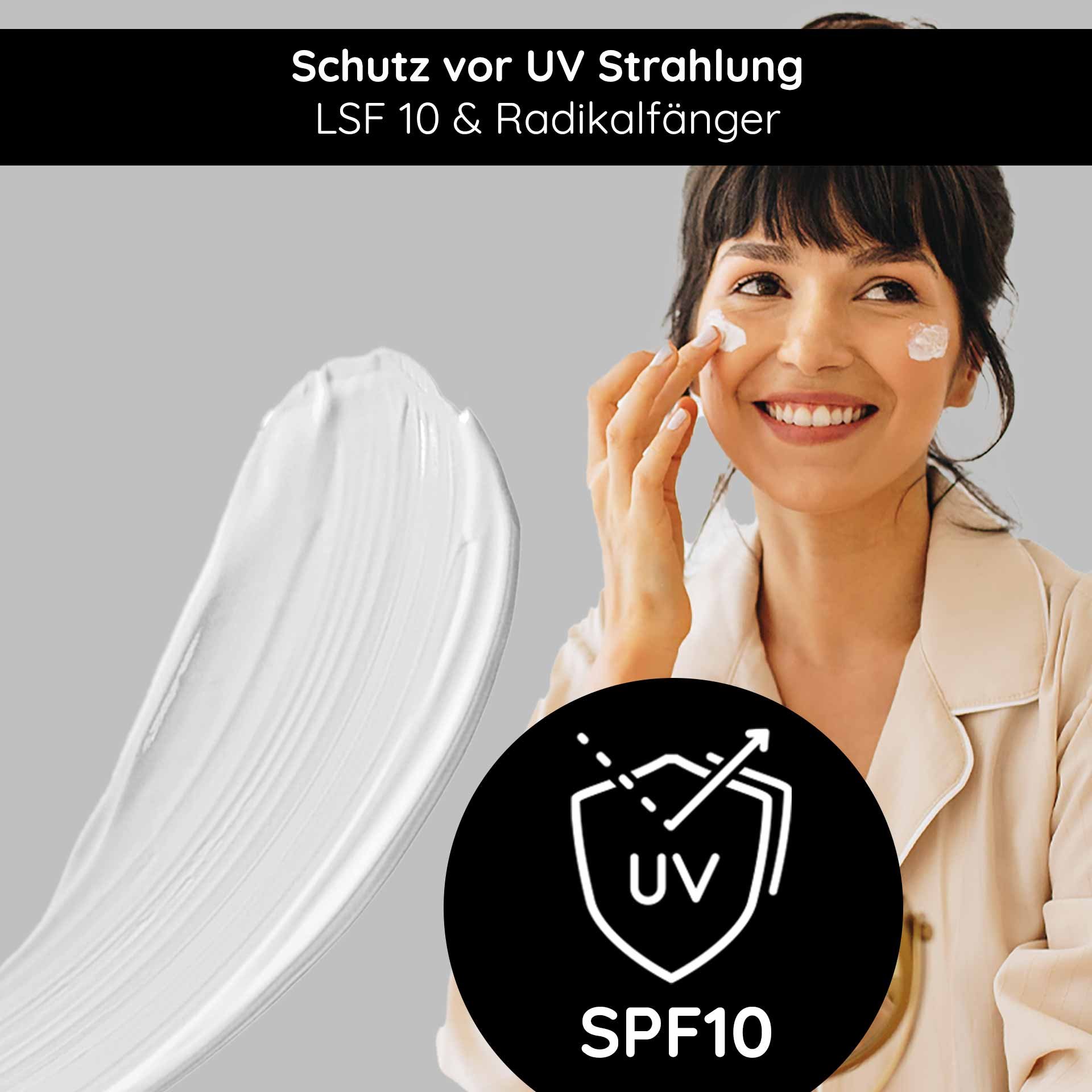 Frau mit Hyaluron Creme SPF 10 auf dem Gesicht, Schutz vor UV-Strahlung, LSF 10, strahlendes Lächeln, Anwendung von Gesichtscreme, Hautpflege für trockene Haut.