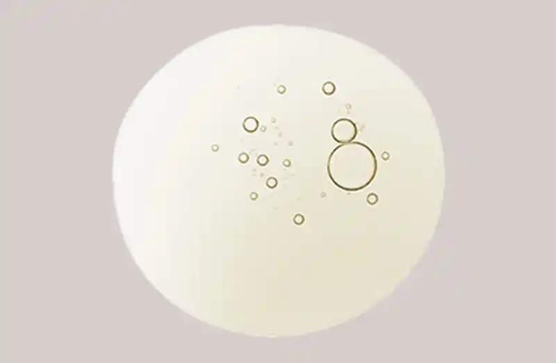 RAU Cosmetics White Tea Express Lift Roll-On Serum, kreisförmiges, helles Design mit kleinen Bläschen.