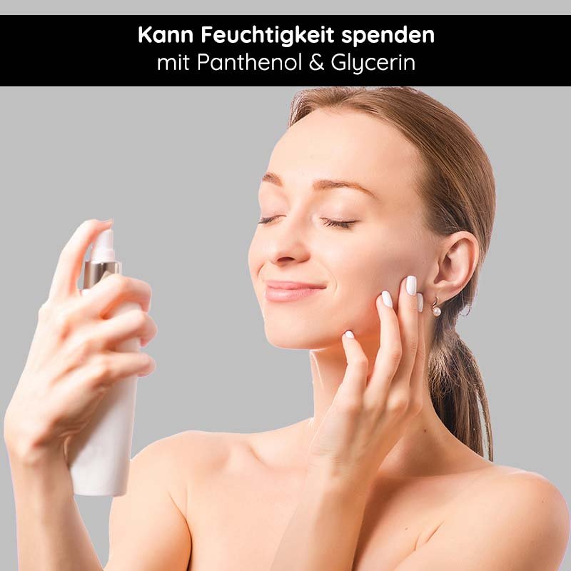 Frau trägt RAU Cosmetics Silber Spray für Feuchtigkeit mit Panthenol und Glycerin auf das Gesicht auf.