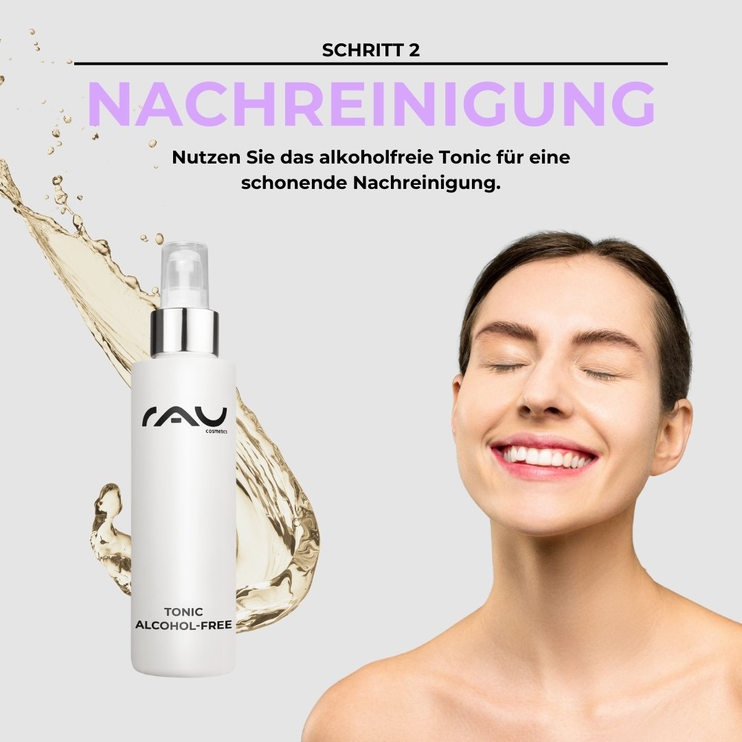 Schritt 2: alkoholfreies Tonic von RAU Cosmetics per schonende Nachreinigung, lächelnde Frau con geschlossenen Augen, sanfte Wasserbewegung im Hintergrund.