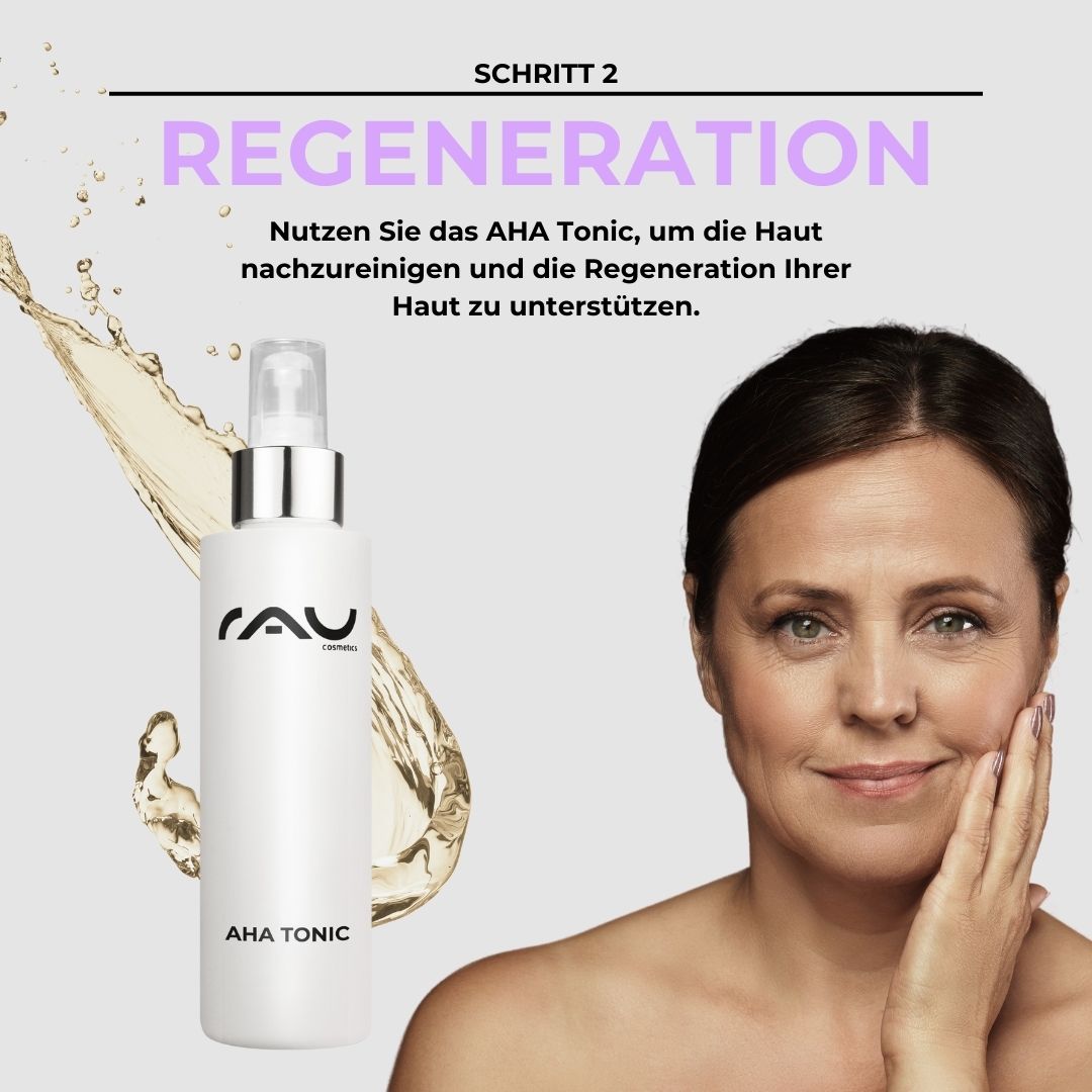 Routine di base per la cura della pelle matura AHA Tonic-Flasche mit RAU Cosmetics-Branding und einer Frau, die sanft ihr Gesicht berührt und dabei die Hautpflege für reife Haut und die Regenerationsvorteile betont.