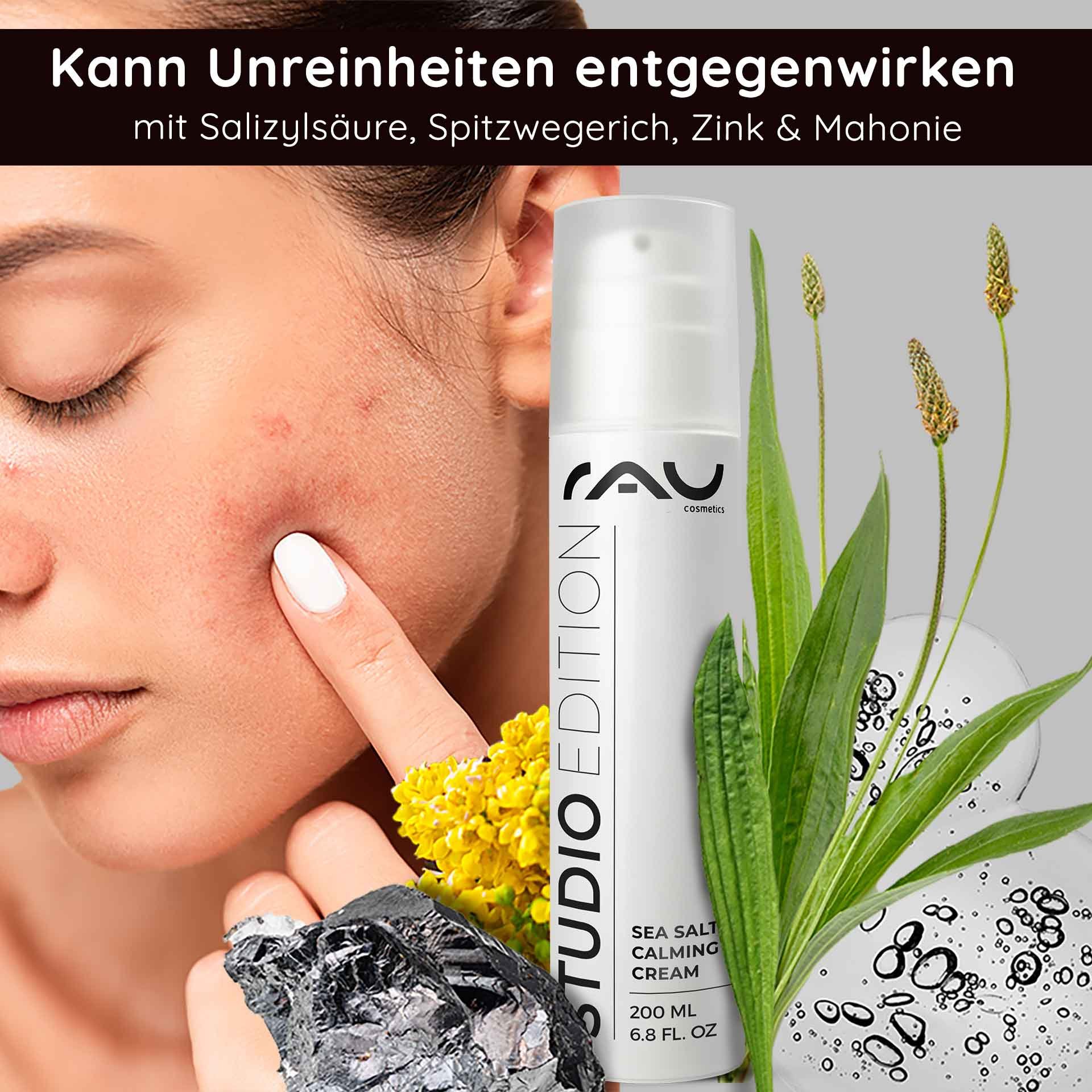 Donna con pelle impura che indica un brufolo, accanto alla RAU Cosmetics Sea Salt Calming Cream nella confezione, circondata da piante e goccioline d'acqua, sottolinea i benefici della cura della pelle contro le impurità.