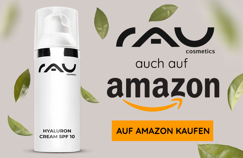 Hyaluron Creme SPF 10 von RAU Cosmetics in weißer Flasche, umgeben von grünen Blättern, erhältlich auf Amazon.