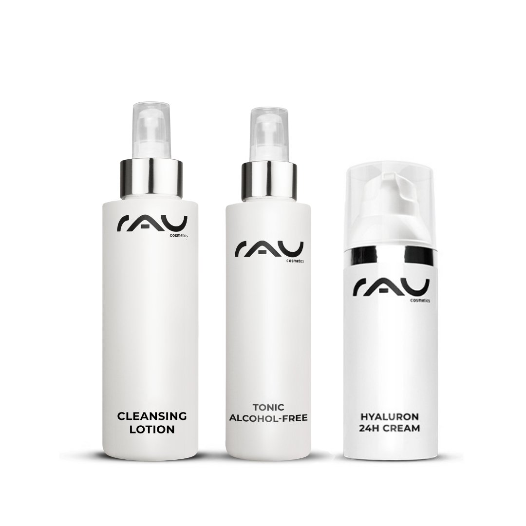 Routine di cura di base per pelle secca con lozione detergente delicata, tonico analcolico e crema Hyaluron 24h di RAU Cosmetics.