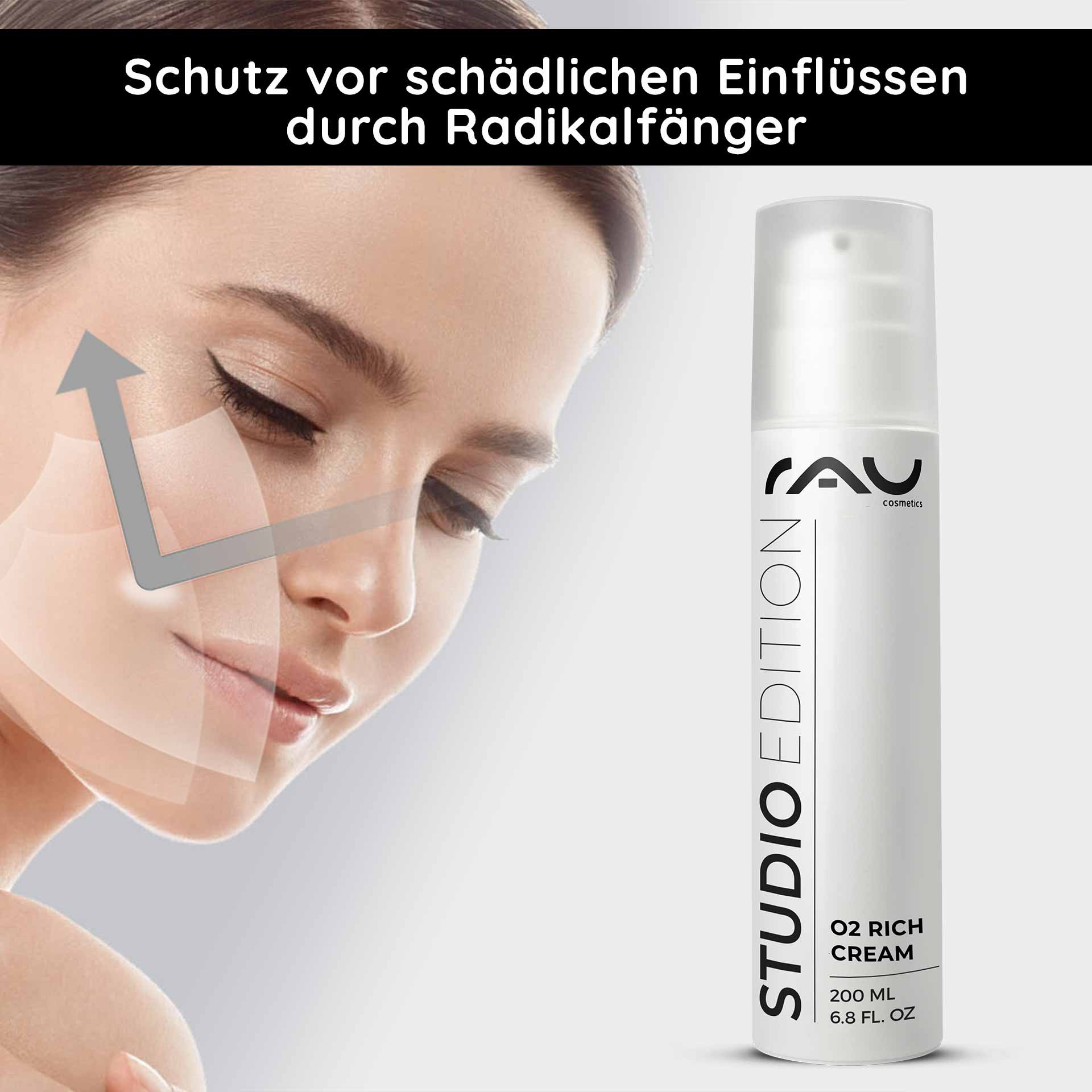 Flacone della RAU Cosmetics O2 Rich Cream con testo che evidenzia la protezione dagli influssi dannosi, modella dalla pelle liscia e aspetto radioso.