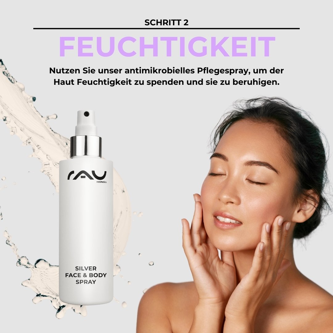 Frau con strahlendem Lächeln trägt im Rahmen del Basis-Pflegeroutine per Neurodermitis eine silberhaltige Crema (Silvercream) im dritten Schritt su ihr viso su, umgeben von dezenten grauen Crema-Spuren.